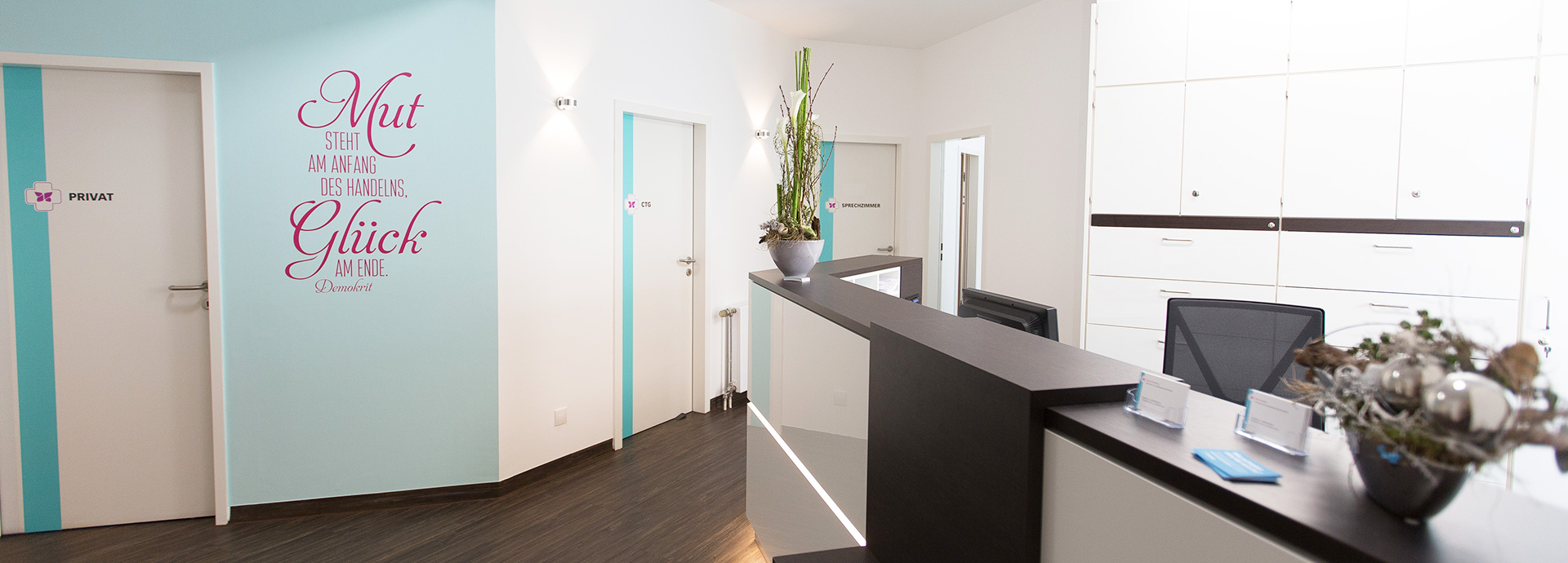 Empfangsbereich und Blick auf die Räumlichkeiten der Praxis MVZ Wülfrath