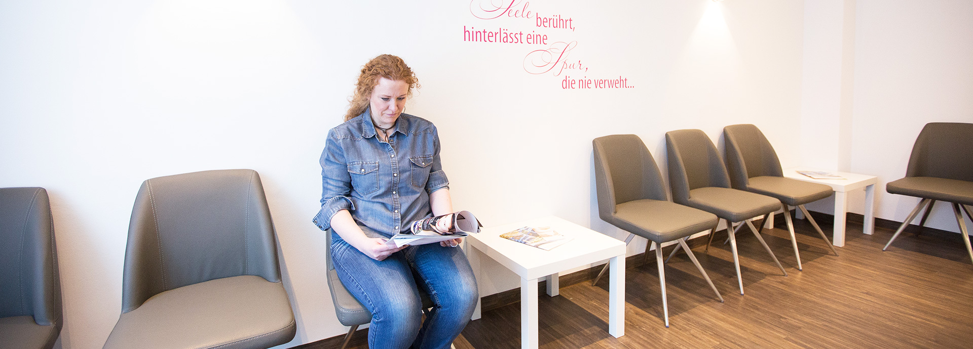 Patientin im Wartezimmer des MVZ Wülfrath
