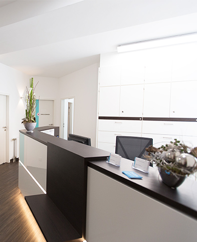 Empfangsbereich und Blick auf die Räumlichkeiten der Praxis MVZ Wülfrath