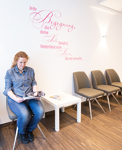 Patientin im Wartezimmer des MVZ Wülfrath
